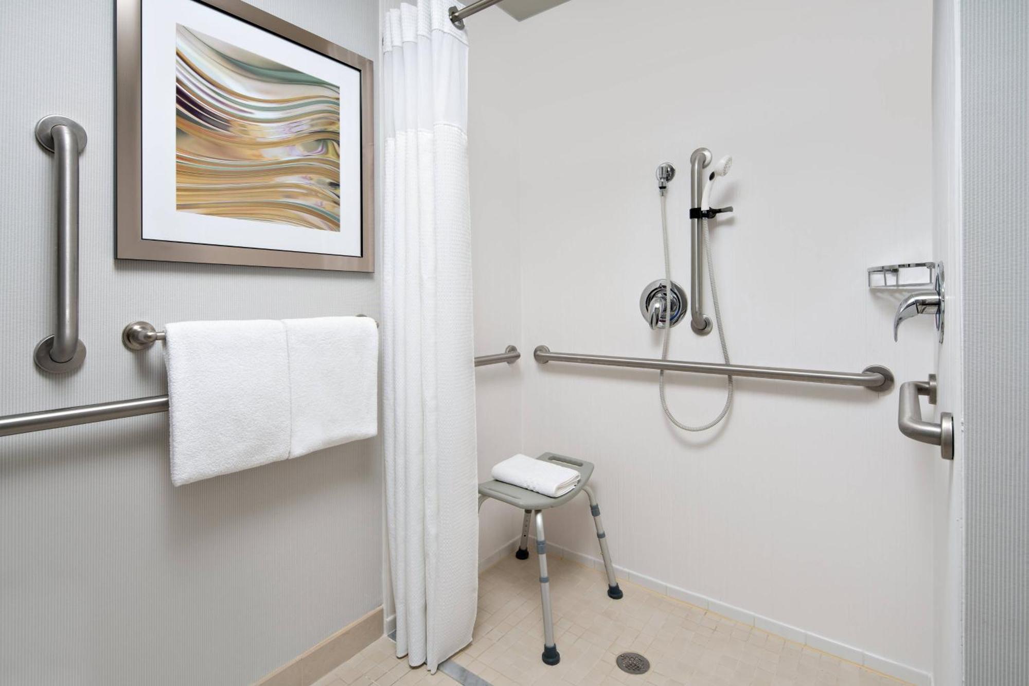 Courtyard By Marriott North/triangle Town Center Hotel 3*