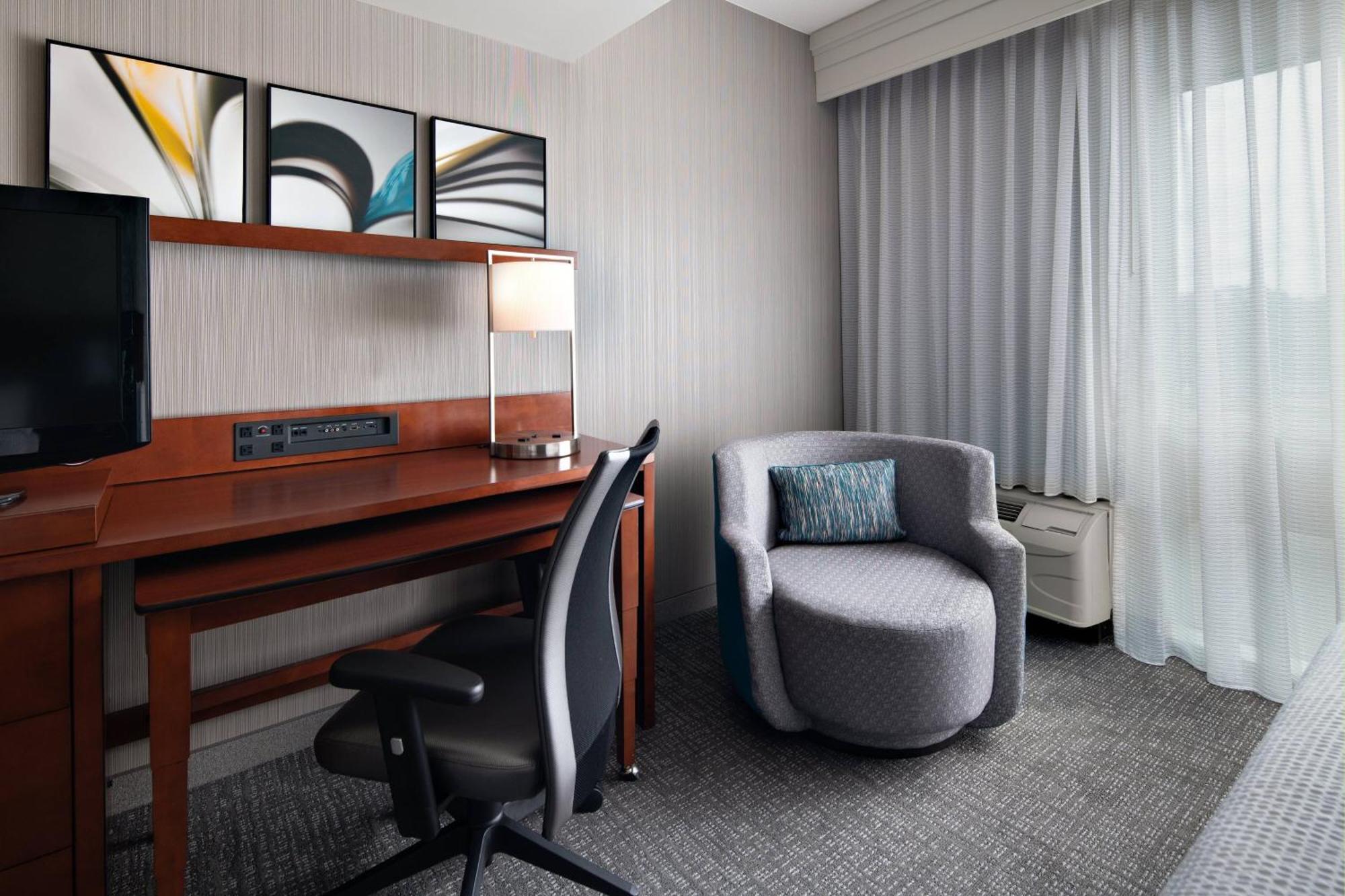Courtyard By Marriott North/triangle Town Center 3*