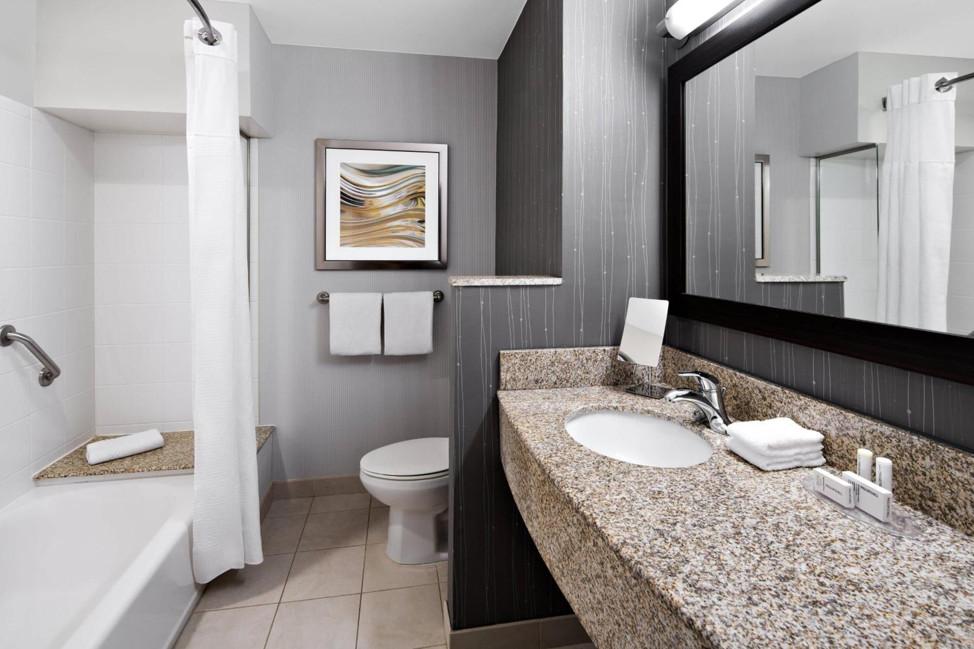 Hotel Courtyard By Marriott North/triangle Town Center 3*