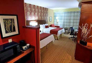 Courtyard By Marriott North/triangle Town Center Raleigh